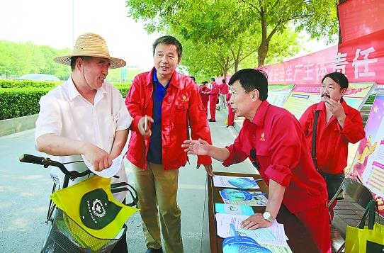 華北油田開展“安全生產(chǎn)宣傳咨詢?nèi)铡被顒?dòng) 華北油田開展“安全生產(chǎn)宣傳咨詢?nèi)铡被顒?dòng)
