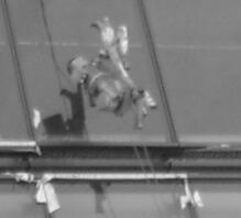 圖4　提升機(jī)與籃體聯(lián)接螺栓脫落，吊籃墜落